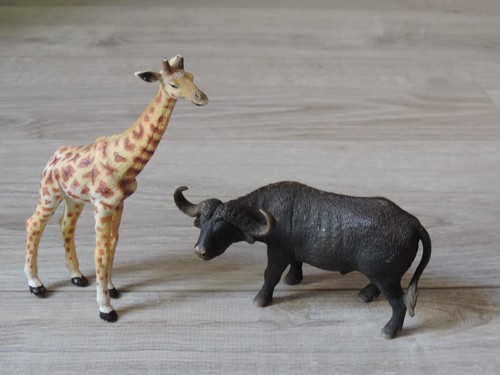 Figurines girafe buffle - et,