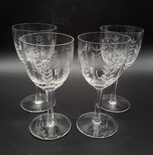 Quatre verres à vin rouge en