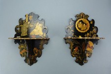 Paire d'étagères murales pliantes en bois laqué, décor japonais, fin XIXème.