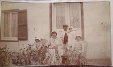 AZ532 photo circa 1917 bourgeois family parents children wicker chairs