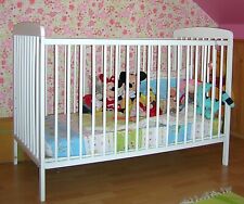 Lit bébé en bois à barreaux blanc 60 * 120 cm + matelas le tout en très bon état