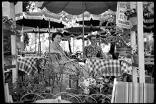 Portrait femme jeune terrasse