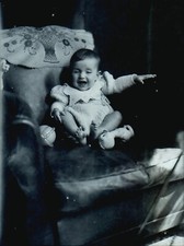 GLASS PHOTO PLATE 12 x 9 CM, NEGATIVE, CHILD, BABY SITTING ON CLUB CHAIR