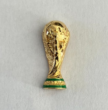 73 - Pin's TROPHEE FOOTBALL LA