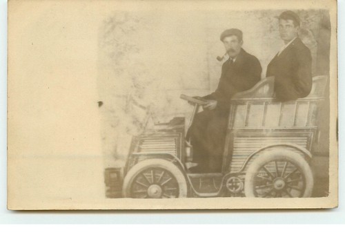 Hommes dans une voiture - ,