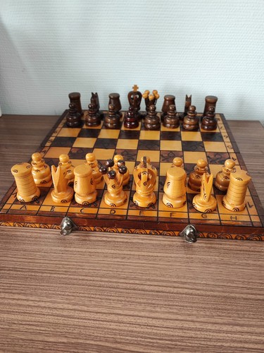 Ancien joli jeu échec - et,