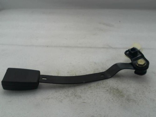 Attache ceinture avant droit