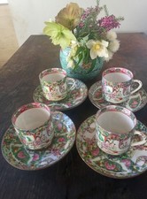 Service 4 jolies tasses à