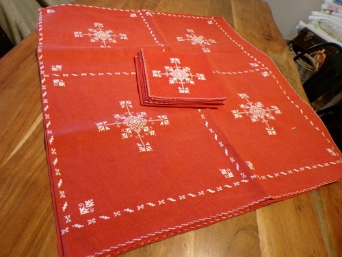 Nappe rouge brodée - rouge, de