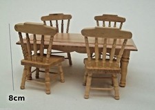 une table et quatre chaises