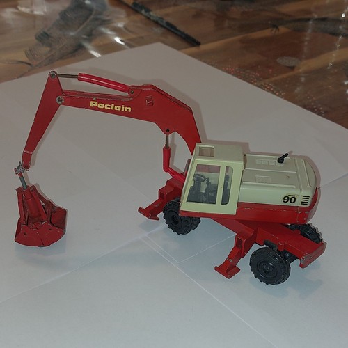 Poclain excavateur sur pneus