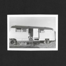 Enfant assis caravane soleil