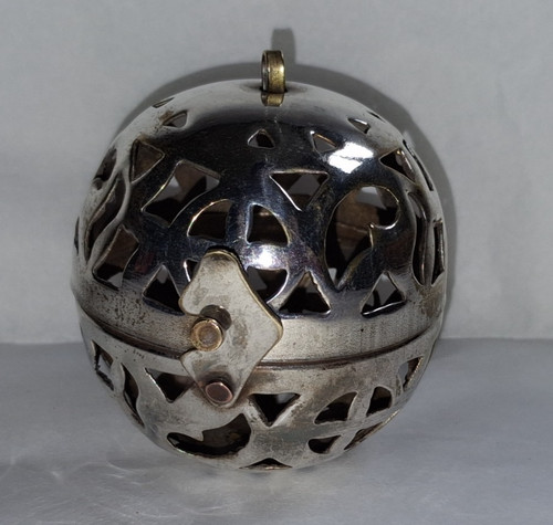 Ancien encensoir ajouré