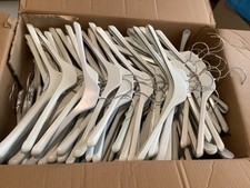 LOT 200 CINTRES PLAT POUR ADULTE 40 cm EN PLASTIQUE BLANC ETAT NEUF