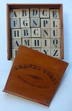 Boite de cubes en bois apprendre l'alphabet. XIXè