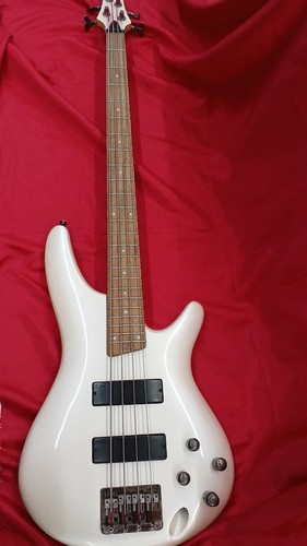 Guitare basse électrique