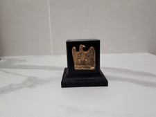 socle en bois noir satiné