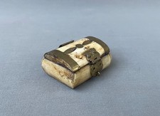 Coffre miniature en os et