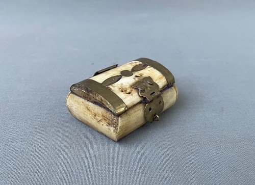 Coffre miniature et - coffre, en