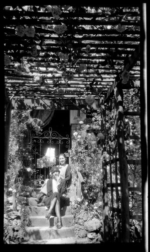 Portrait femmes jardin pergola
