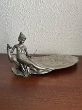 Femme au miroir assise sur