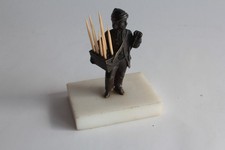 Personnage bronze Porte