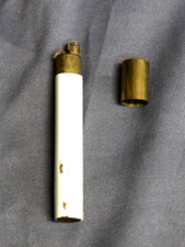 Briquet à essence miniature forme de cigarette