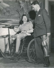 Prothèse amputation fauteuil roulant v. 1950 femme homme 2 photo photographie