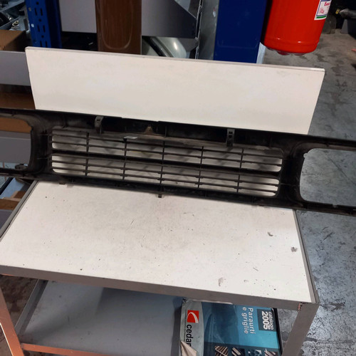 Grille gauche capot - gauche, daihatsu