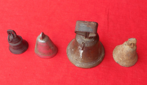Lot petites cloches - un,
