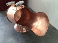 Ancien seau à charbon en cuivre martelé à doubles poignees porcelaine