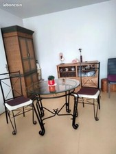 Table vitrée ronde de 95 cm en fer forgé noire avec deux chaises