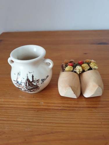 Deux bibelots souvenir pot - , et