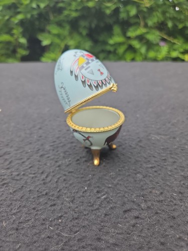 Oeuf en porcelaine pilulier
