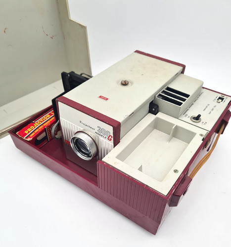 Ancien projecteur diapo - ancien,