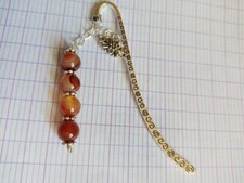 un marque page avec perles en