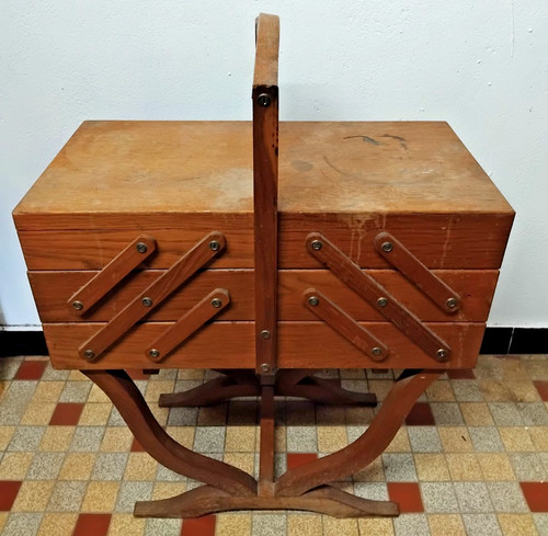 Ancienne travailleuse sur - ancienne, pied
