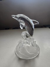 statuette d un dauphin en