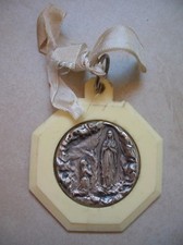Médaille catholique de berceau en métal argenté et plastique de 8,2 cm 