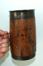 Ancien broc en bois taillé