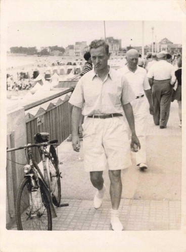 Old small photograph 1948 les - old,