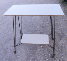 -TABLE DESSERTE VINTAGE FORMICA CLAIR couleur PEU COURANTE Pieds EIFFEL 1960  D