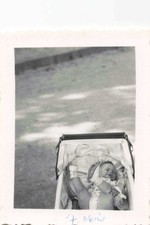 ANCIENNE PETITE PHOTOGRAPHIE BAMBIN DANS SON LANDEAU PREND L'AIR