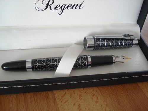 Stylo plume noir - , argenté