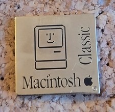 Pin's Macintosh Classic Apple