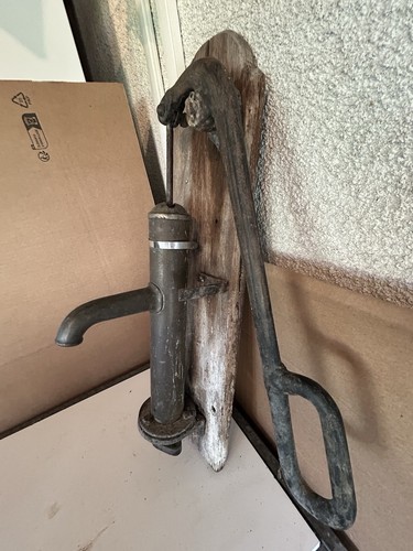Ancienne pompe bras - bras,