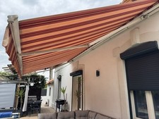 Store banne motorisé pour terrasse à rayures vertes et blanches - bon état 