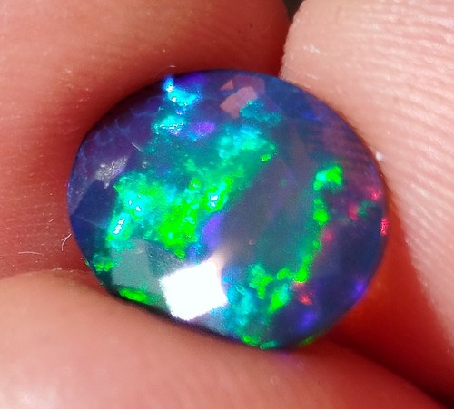 55cts top opale noire à - 2,55cts,