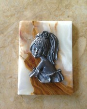 FIGURINE JEUNE FILLE EN ETAIN SUR PLAQUE EN MARBRE EN TRES BON ETAT