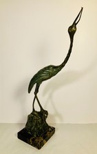Sculpture en bronze à patine verte. Échassier sur un rocher Base en marbre 1930